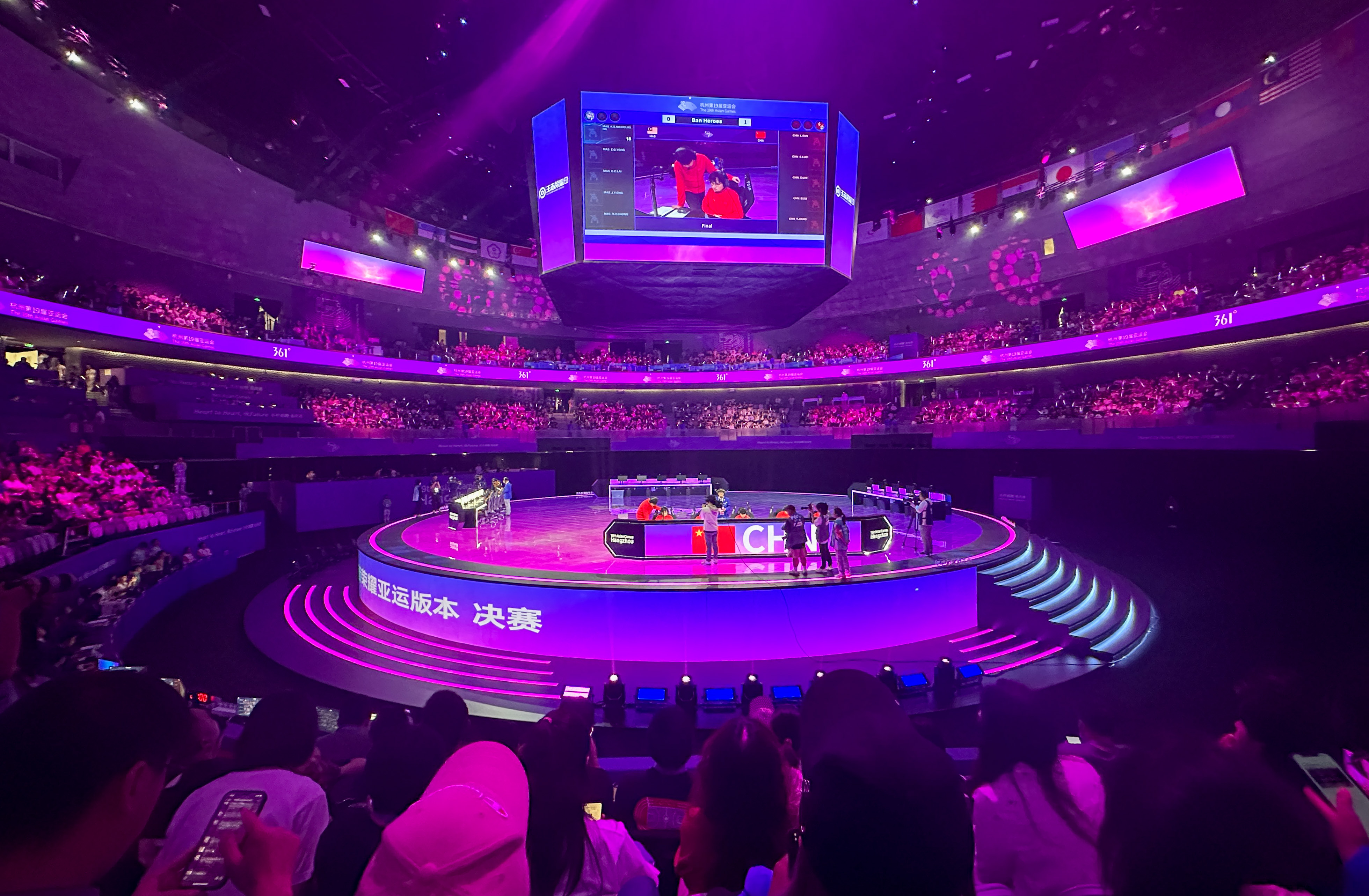 j9九游会总部：两个人打网球拍